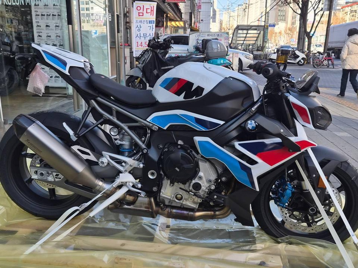 BMW M1000R 2025
